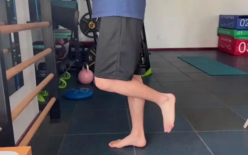 防止崴脚 走路快又好 锻炼小腿后侧