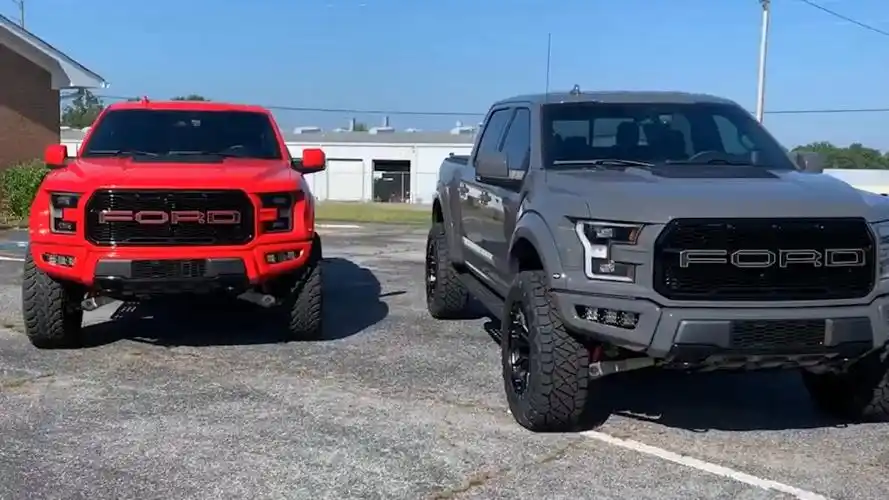 2021款福特猛禽高配版和低配版区别大吗?停一块对比一下就懂了