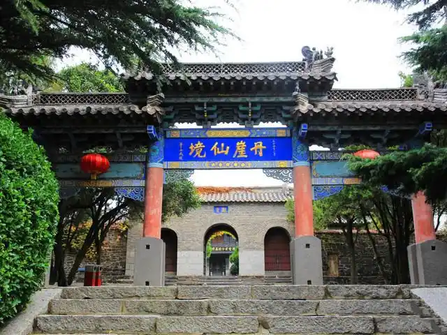 丹崖仙境坊是蓬莱阁景区具有标志性的建筑,原来叫"丹崖胜境坊",是木质