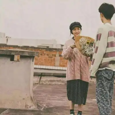 男女捧花情侣头像男女手拿花的情侣头像唯美图片