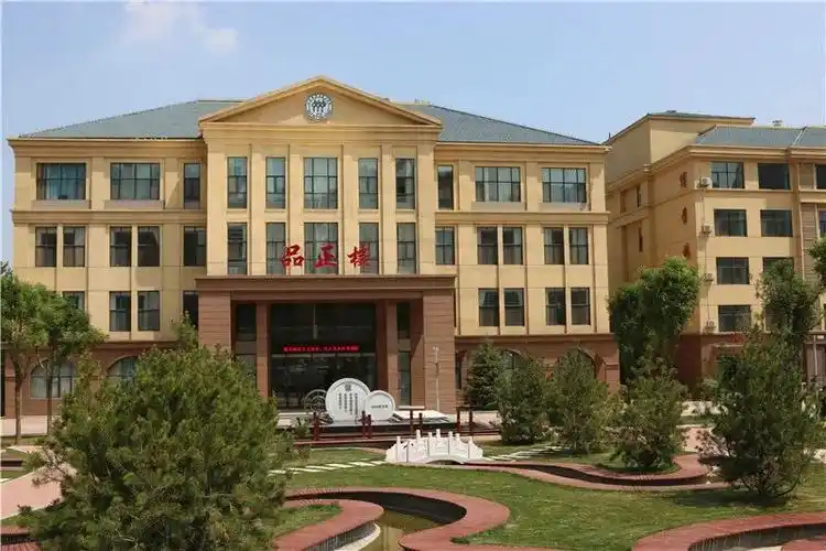 济南三中领秀校区现代,时尚,大气,绿树婆娑,芳草萋萋,触手可得的书报