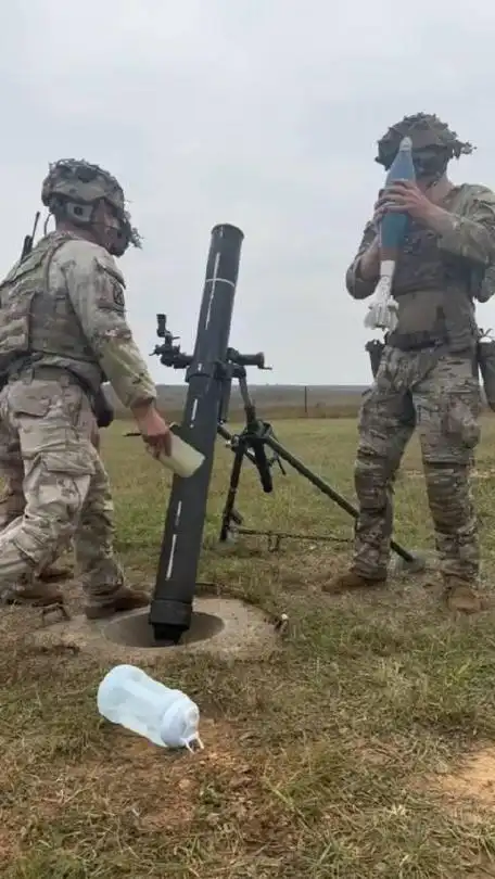 120毫米迫击炮20连发很考验装弹手的体力