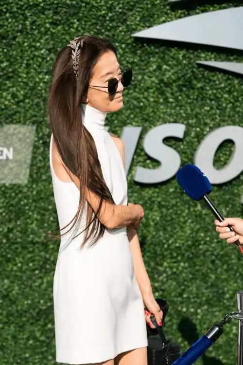 王薇薇扎麻花辫开派对,长裙配亮色手套太减龄,修图修到毛孔消失_身材