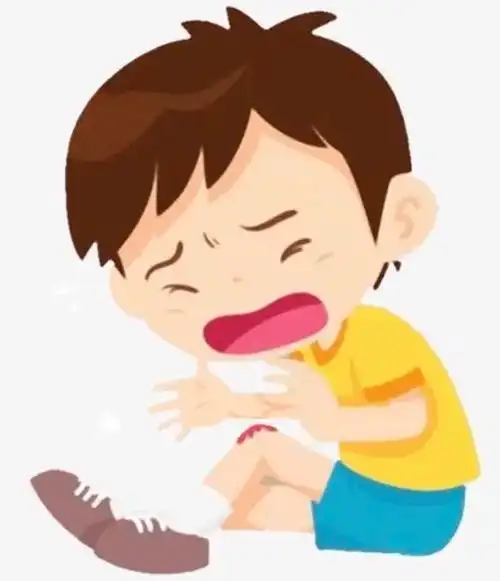 注意夏季安全!8岁男孩走路摔倒,小石子竟"跑"进膝关节