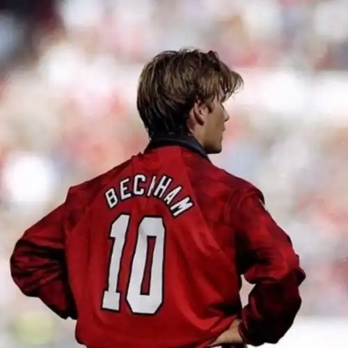1996-97赛季,大卫·贝克汉姆曾身披曼联10号1995-96赛季,曼联的10号