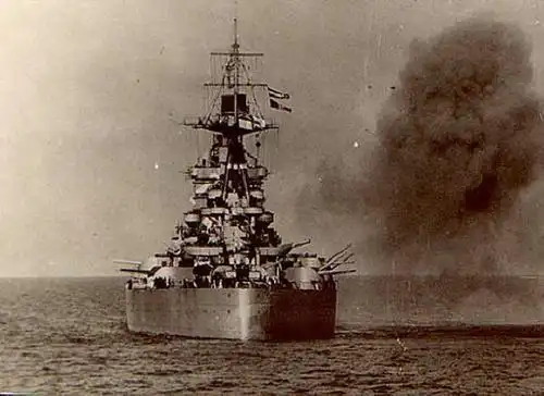 这型战列舰看起来像极了货轮,外形虽然不算美观却也威风凛凛