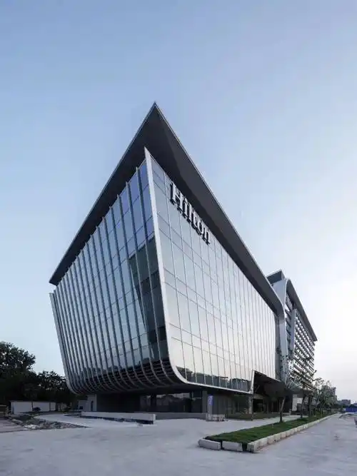 希尔顿五星级酒店丨一幅展现流线与速度感的立面画卷_建筑_设计_线条