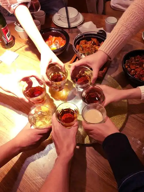 干杯狂欢喝酒聚会