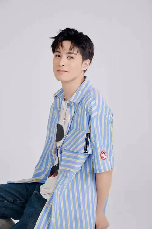 牛子藩暖冬青春写真上线 干净清爽尽显少年感