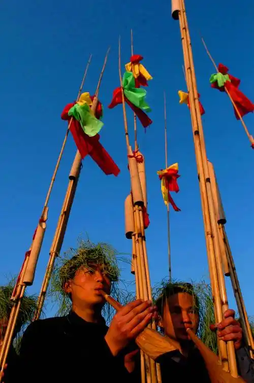 这种乐器在苗乡侗寨地位显赫,西江苗寨的吹奏,更有独特规矩