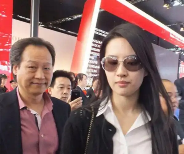 刘亦菲干爹陈金飞带女友买珠宝刷卡获香吻一枚杨采钰疑被抛弃