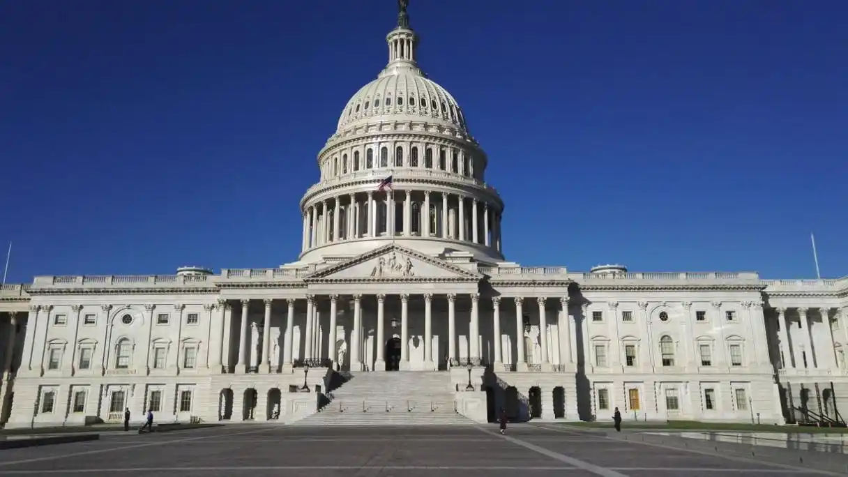 美国国会大厦和美国国家图书馆所在地,是华盛顿区域的中心,也是地势最