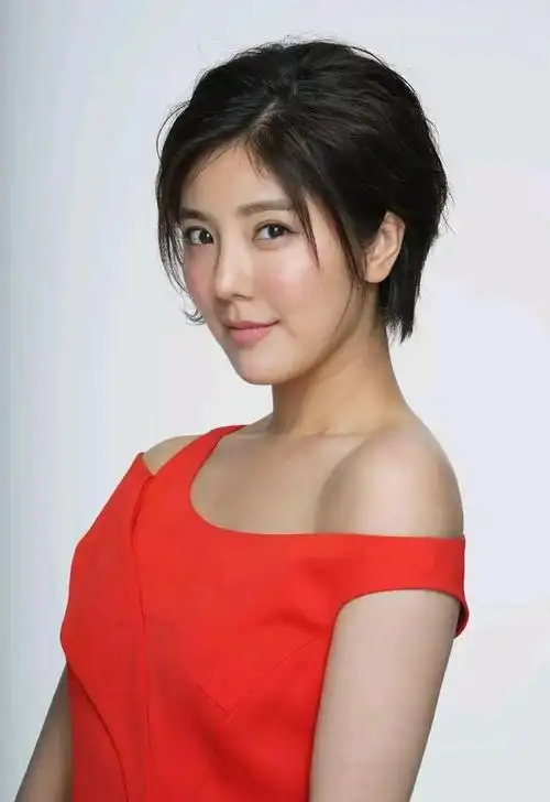 赵奕欢身穿露肩长裙尽显妙曼身材,气质绝佳魅力四射