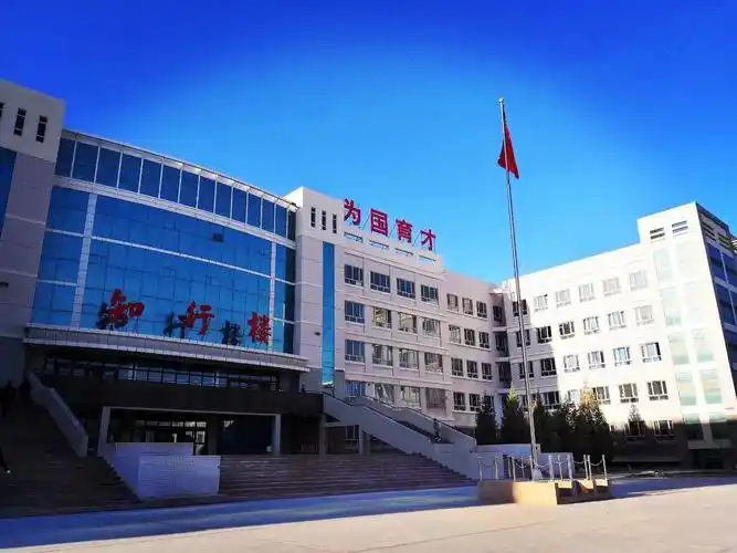 欲把二中比西子,淡妆浓抹总相宜