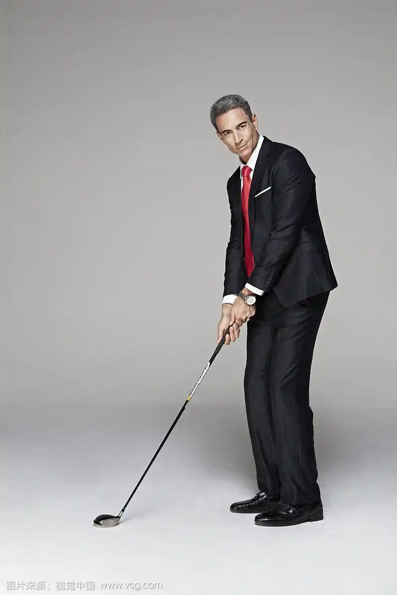 成熟的男人用打高尔夫球的姿势站着