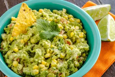 新鲜的自制矮胖鳄梨酱蘸照片