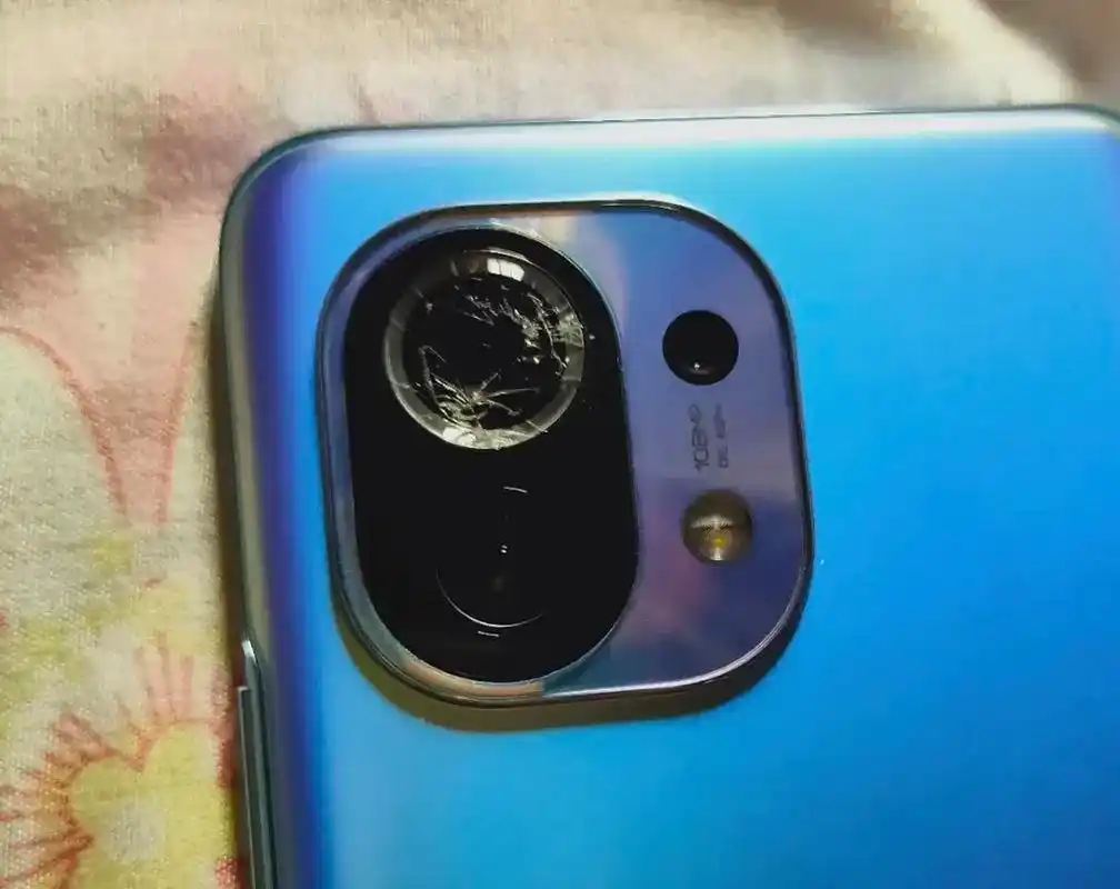 乍一看还以为网友新买的小米11摄像头玻璃摔碎了,结果是贴的一个镜头