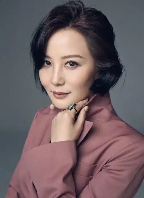 原创陶红的气质在珠宝首饰中体现,50岁依然气韵犹存,演绎时尚高级美