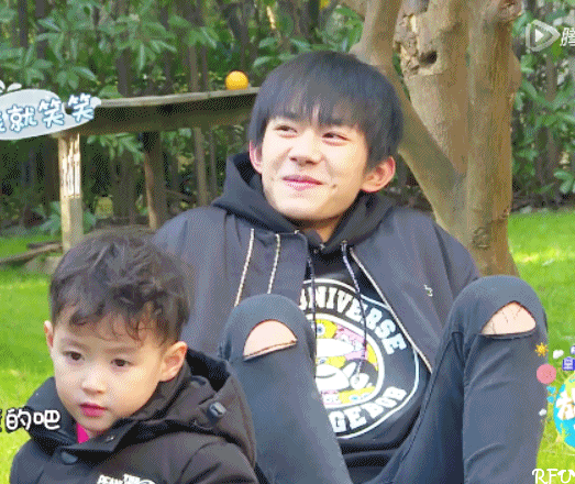 易烊千玺萌娃可爱搞笑开心gif动图_动态图_表情包下载_soogif