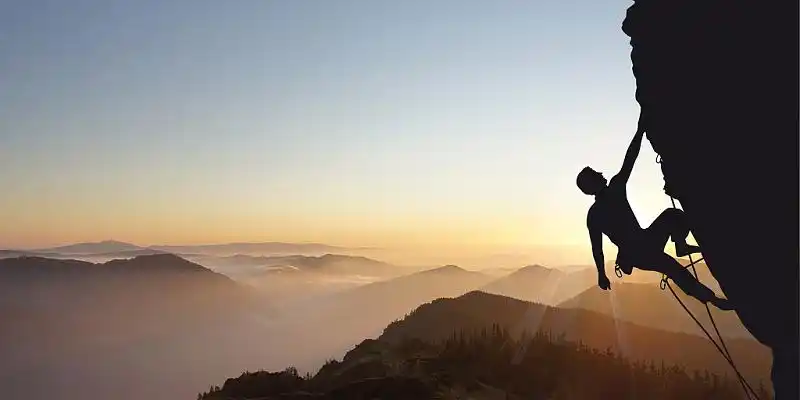 攀岩梦想同行宣传海报攀登山顶的人物剪影登山爬山攀爬攀登展板海报