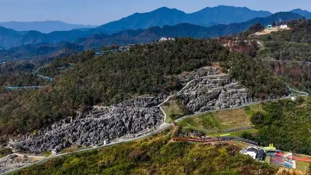 万盛石林又名龙鳞石海,位于重庆万盛区石林镇,规划面积4.