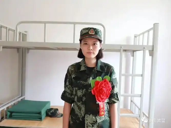 第一次穿上绿军装 曾经你逛着街赶着潮流  跟闺蜜谈笑风生 如今你穿上