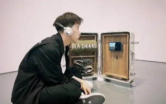 演员费启鸣分享一组自拍图网友们喊道满满都是少年感