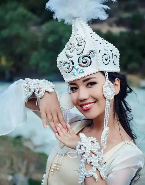 实拍:柯尔克孜族的美女与金雕,充满草原气息(图)