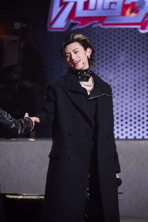 小鬼王琳凯超话#小鬼唱live松弛感拉满#厂牌经理人@小鬼-王琳凯释放