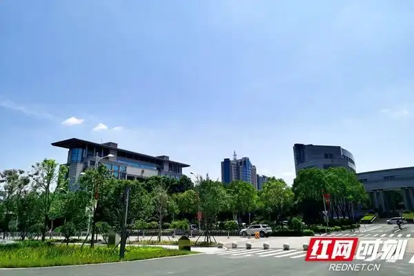 6月25日,星期六."夏至"刚过不久,伟人故里莲城湘潭晴空万里,一碧如洗.