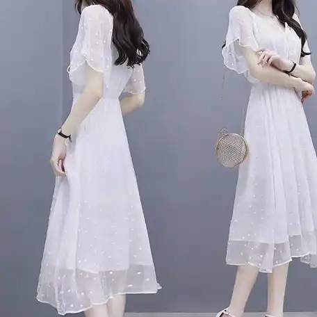 原创女人别穿老气的衣服今夏流行冻龄连衣裙你喜欢哪款