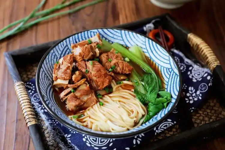 自己在家做红烧牛肉面汤汁鲜美做法简单重点这肉随便加