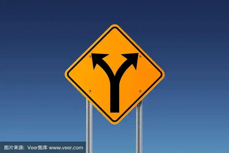 蓝色天空前面的黄色分岔路交通标志:分岔路和决策概念