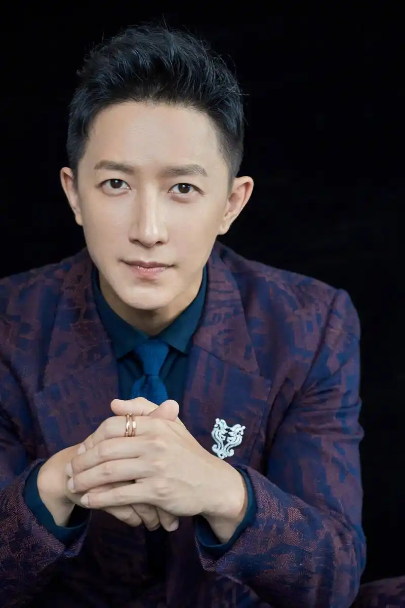 韩庚今天出席上海活动的紫霞色西装,宛如初秋里的一抹温柔紫霞,温文