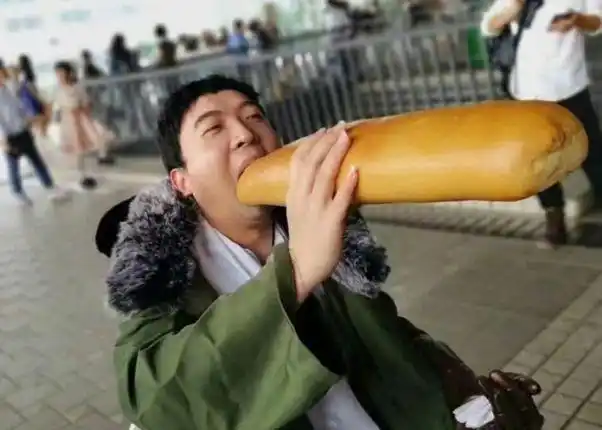 王思聪吃热狗照片火了真人版卡通版再来个3d特效的就完美了