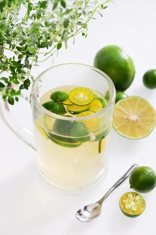 青柠,细腻而不失清新的香气,给人一种醒目又舒适的感觉.