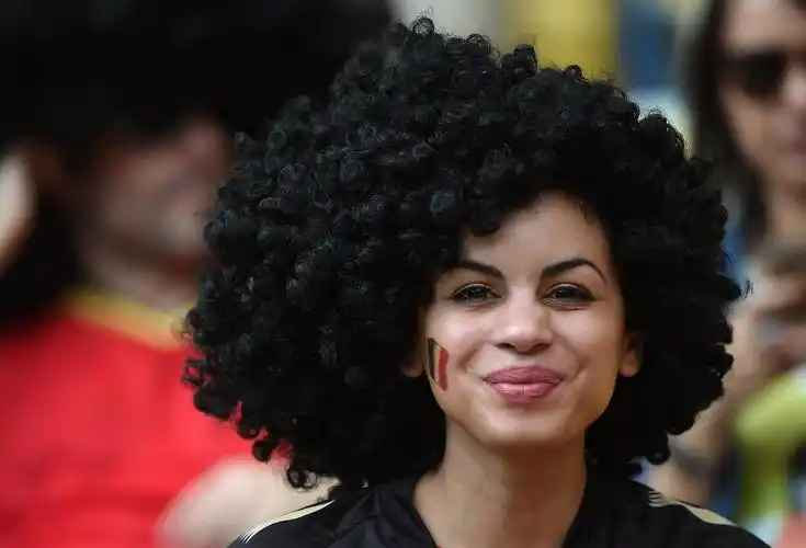 比利时女球迷发型夸张