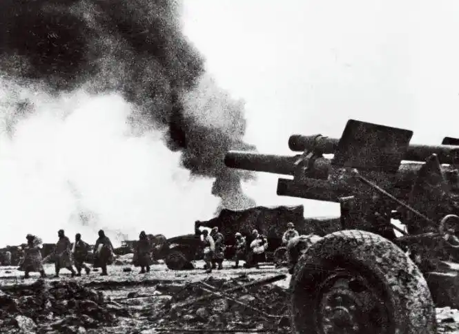 1949年1月10日,淮海战役胜利结束,图为战役中被缴获的国民党军重炮