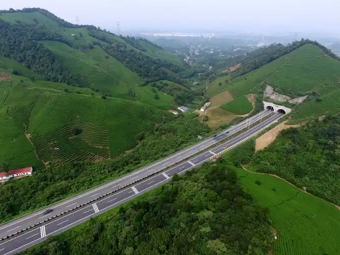 杭长高速采用图文结合的方式,"梦栖小镇"字幕,总占地面积约为60亩
