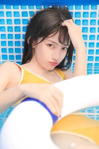 泳衣美女泳池大胆诱惑艺术极品写真