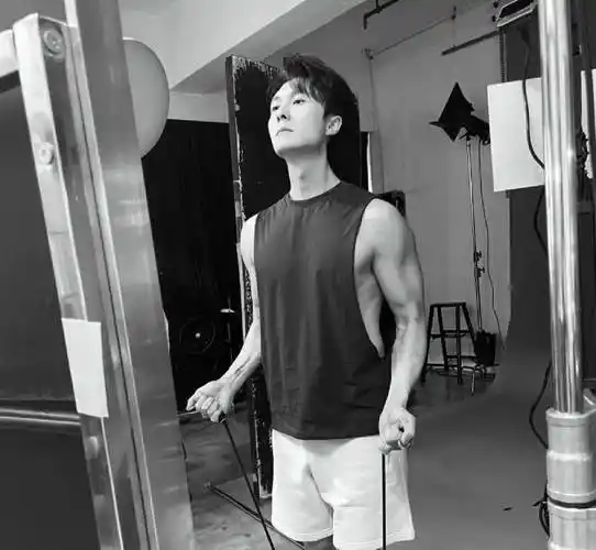 tvb视帝王浩信疯狂健身变肌肉男,颜值下滑严重,脸上细纹一览无余-腾讯