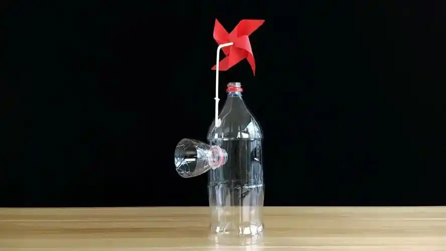 由于蜡烛的燃烧,空气温度变高,密度变小上升,周围的冷空气进行补充