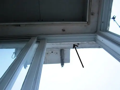 shi       装完窗之后,东面的窗,滴水槽离床沿的导饰恢