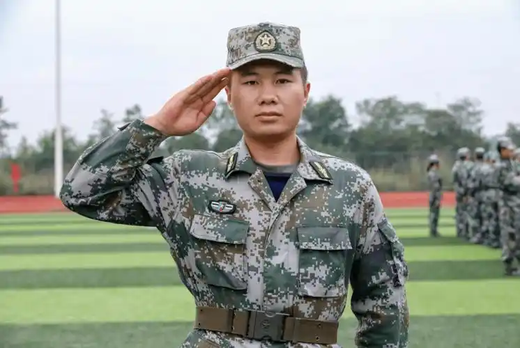 飒军训教官已集结完毕等你入列