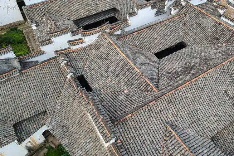 航拍视角让这座清代风格的民居建筑,别有一番味道