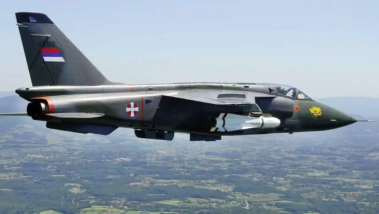 原创塞尔维亚首位攻击机女飞行员,英姿飒爽,驾驶本国造战机一飞冲天