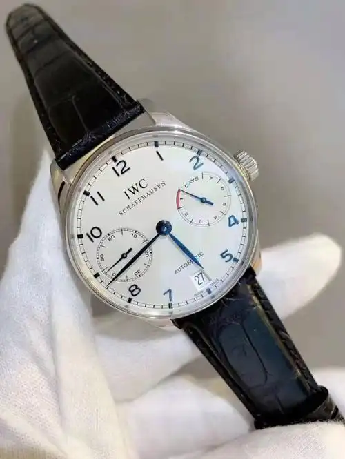 它就是万国葡七,具体的型号为iw500107,老款搭载的机芯为cal