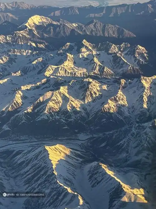独家空中拍的新疆天山山脉的风景5