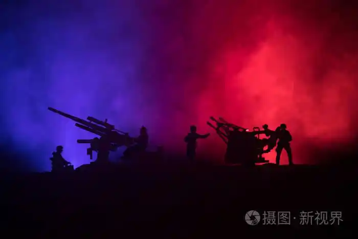 防空大炮和军事剪影战斗场面在战争雾天空背景下, 世界大战战士剪影在