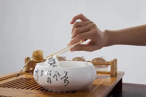 彩色,室内,特写,白天,抠图,白色背景,北京,中国,仅一个人,图片,倒茶